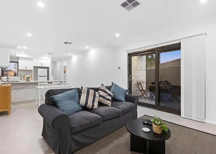 Professional Single 9 Walk To Curtin Uni Holiday home Naperville