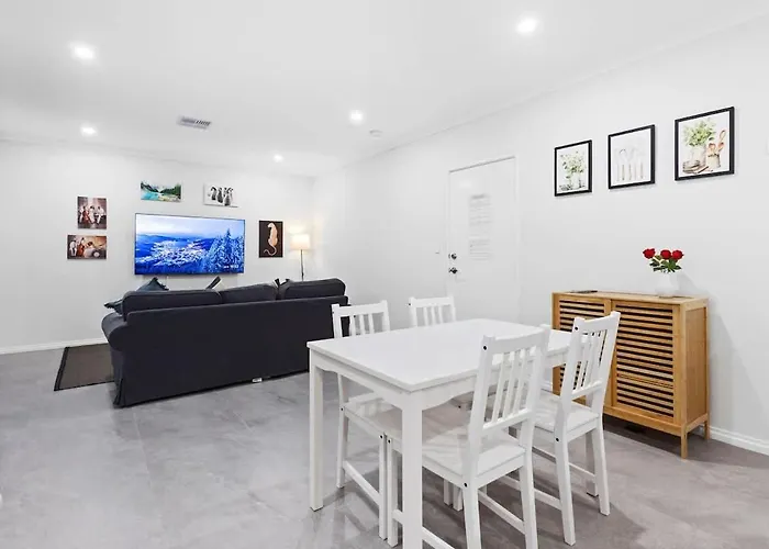Professional Single 9 Walk To Curtin Uni Holiday home Naperville